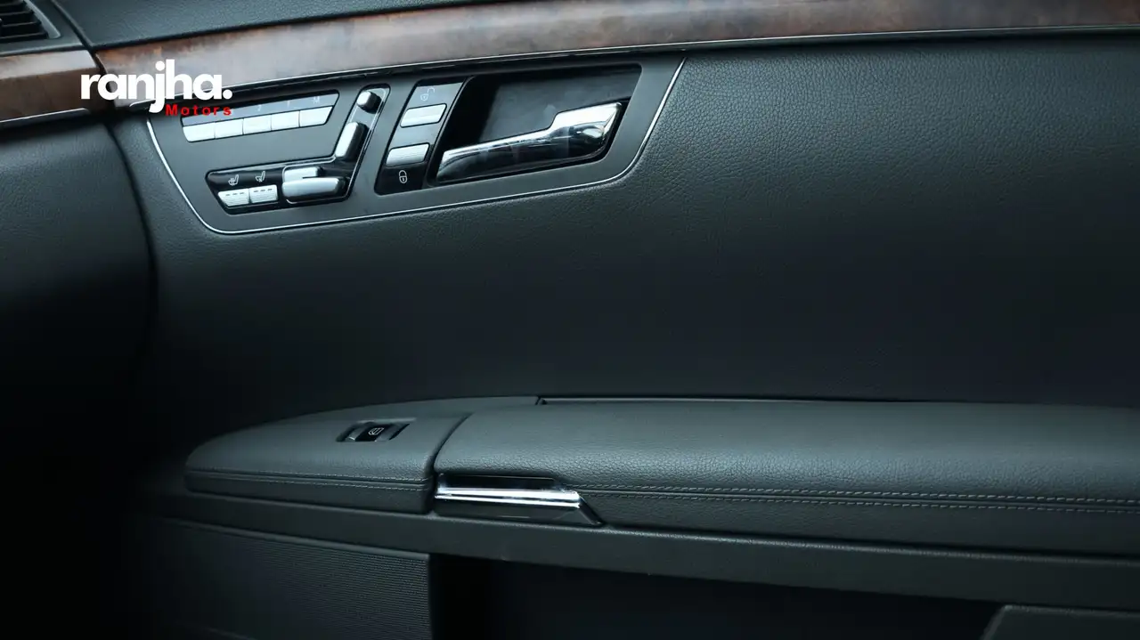Mercedes-Benz S-Class снимка Mercedes-Benz S-Class