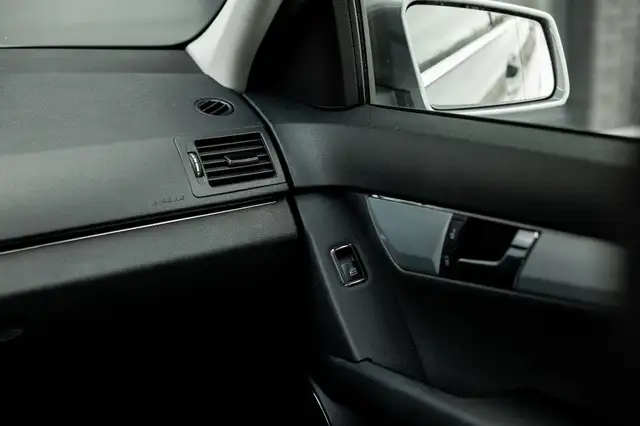 Mercedes-Benz C-Class view 19