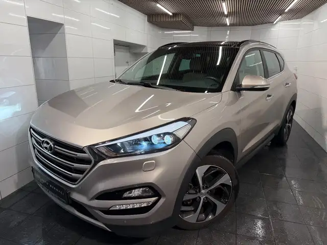 Hyundai TUCSON 2.0 Style 4WD/Pano-Schiebedach/Leder/Tot/
