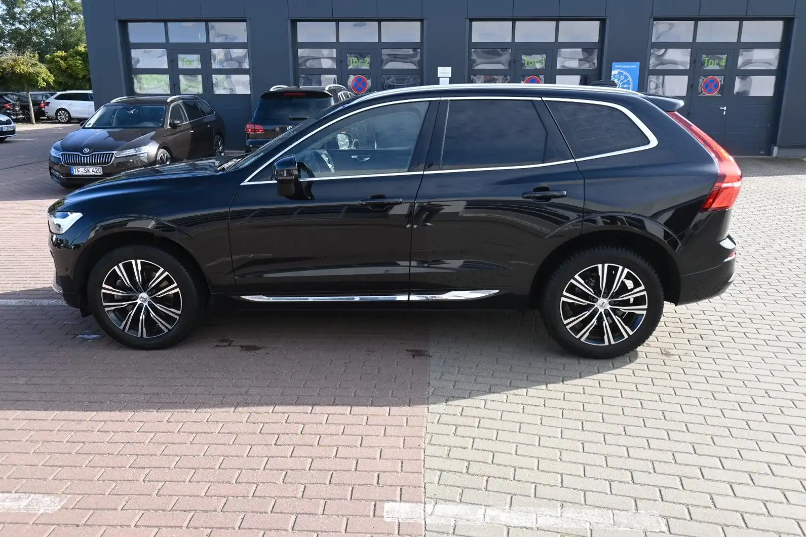 Volvo XC60 B5 AWD Diesel Inscrip. 360°*H&K*PANO*MASSAG Schwarz - 1