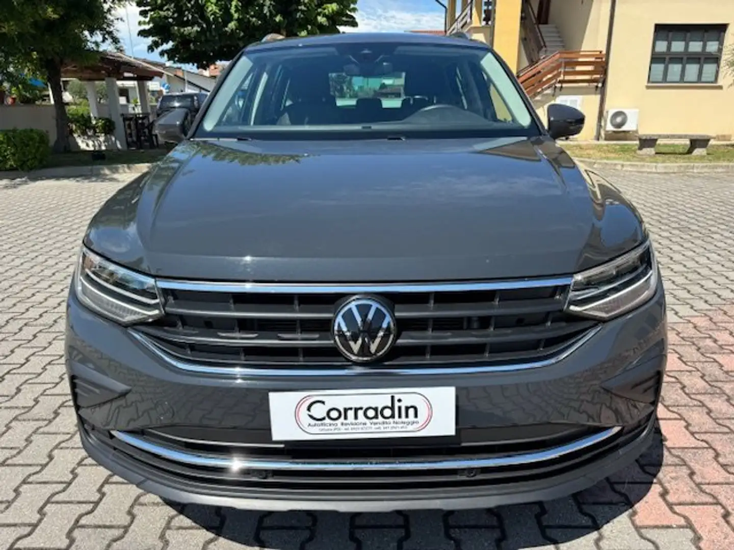 Volkswagen Tiguan Tiguan II 2021 2.0 tdi Life business 150cv dsg Grijs - 2