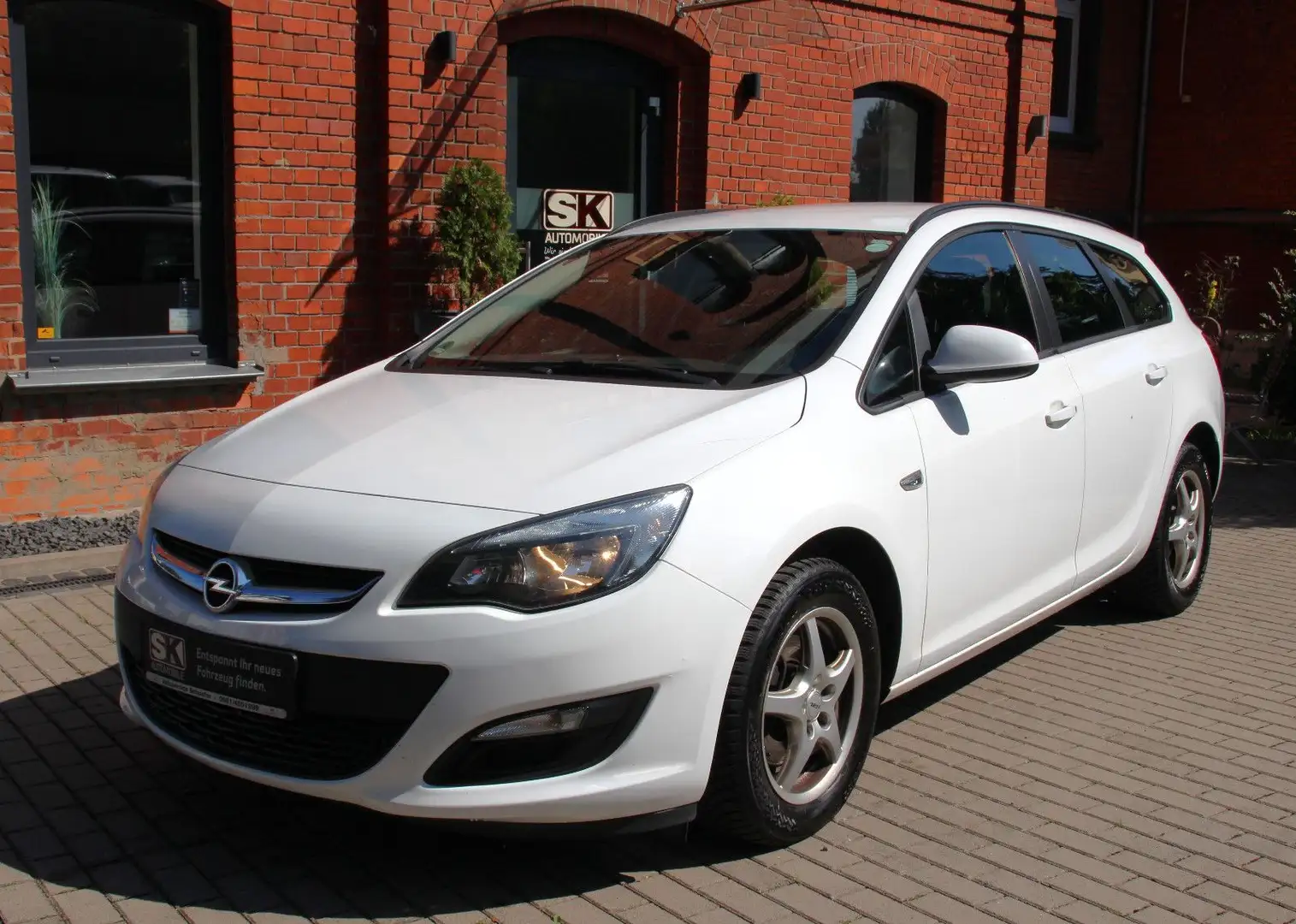 Opel Astra J Sports Tourer Selection Navi&Ahk&Shz&MFL Weiß - 1
