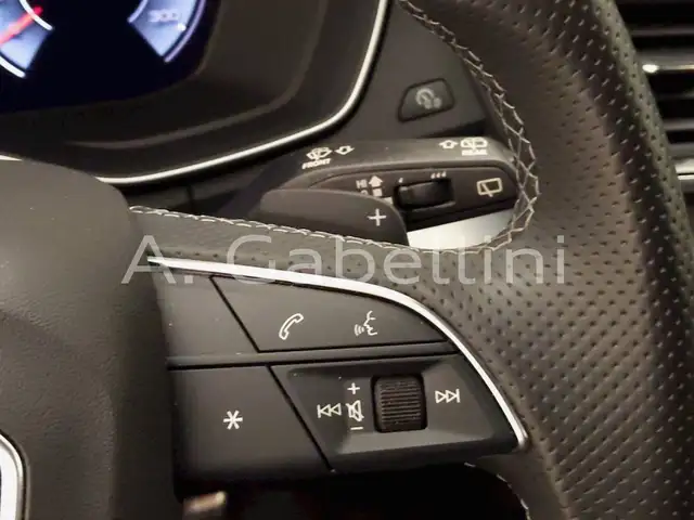 Audi Q5 view 11