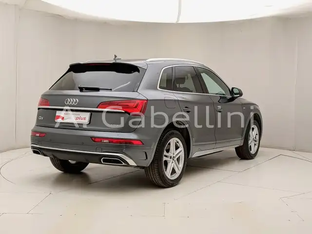 Audi Q5 view 4