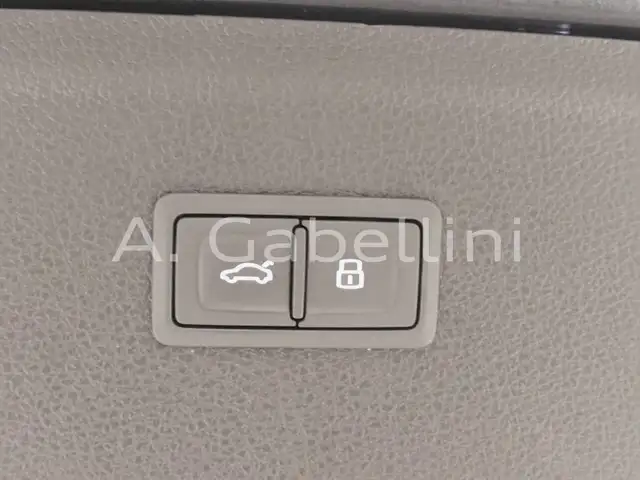 Audi Q5 view 9