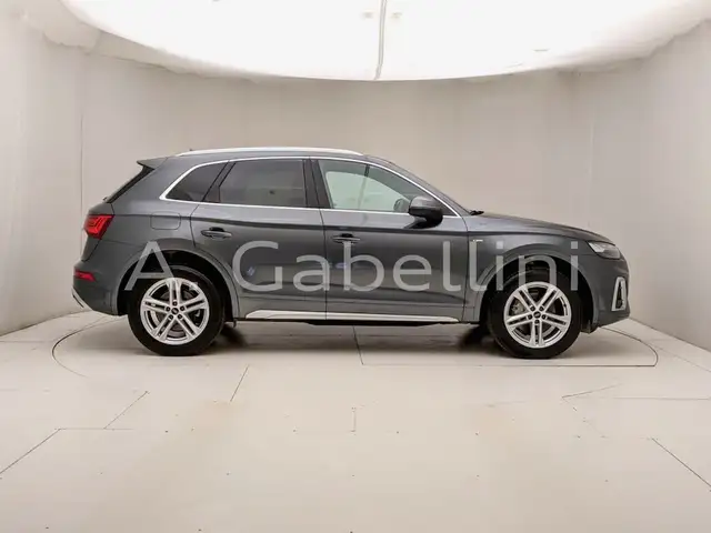 Audi Q5 view 3