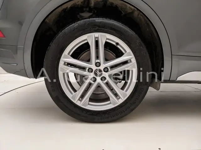 Audi Q5 view 8