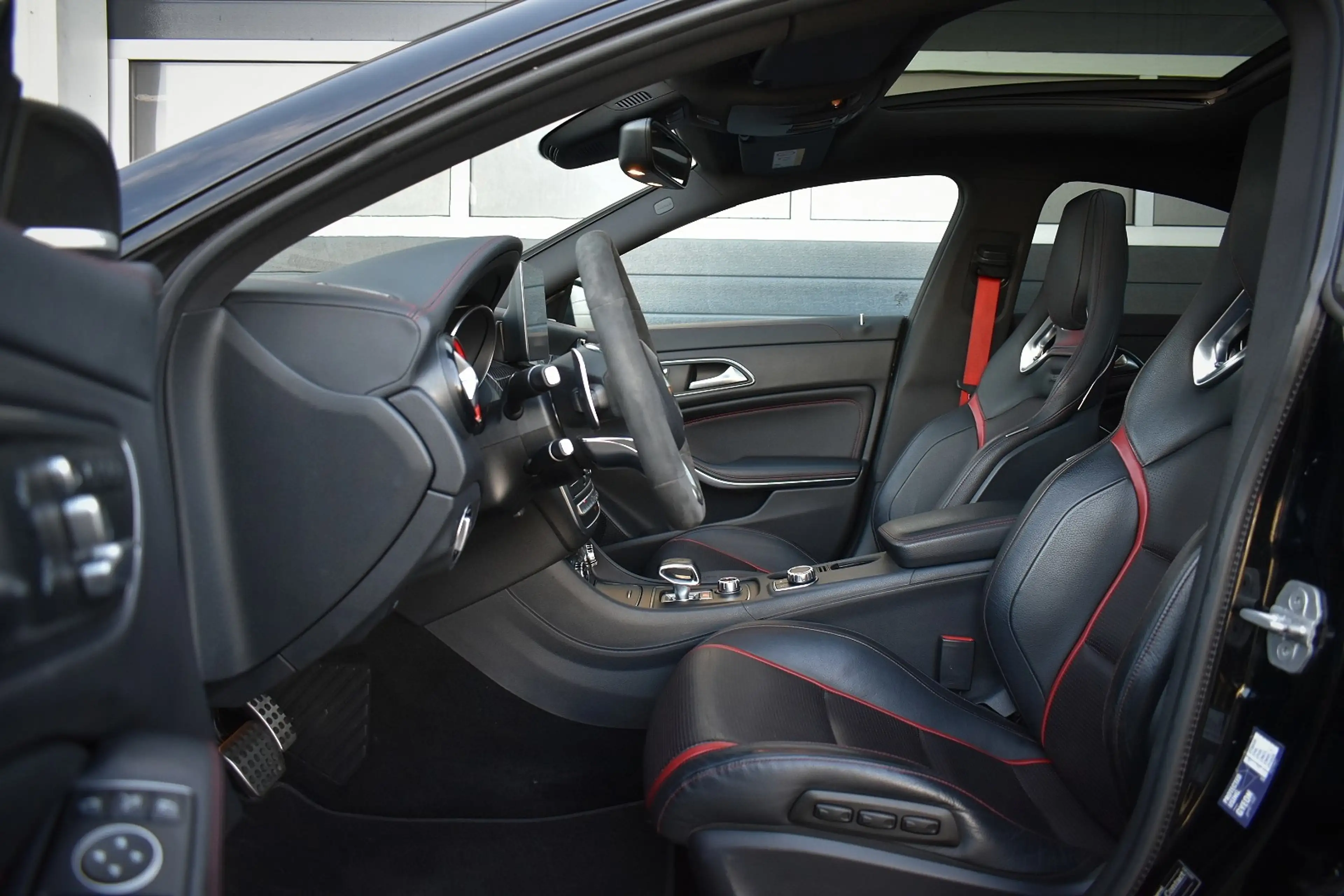 Mercedes-Benz CLA 45 AMG 4MATIC — photo 11