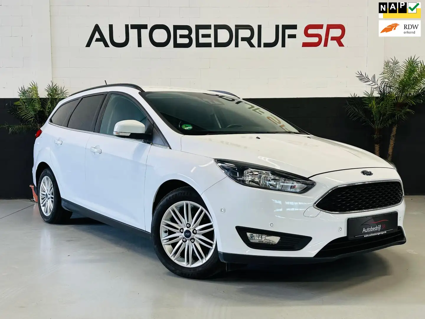 Ford Focus Wagon 1.0 EcoBoost Titanium Navigatie! PDC voor en - 1
