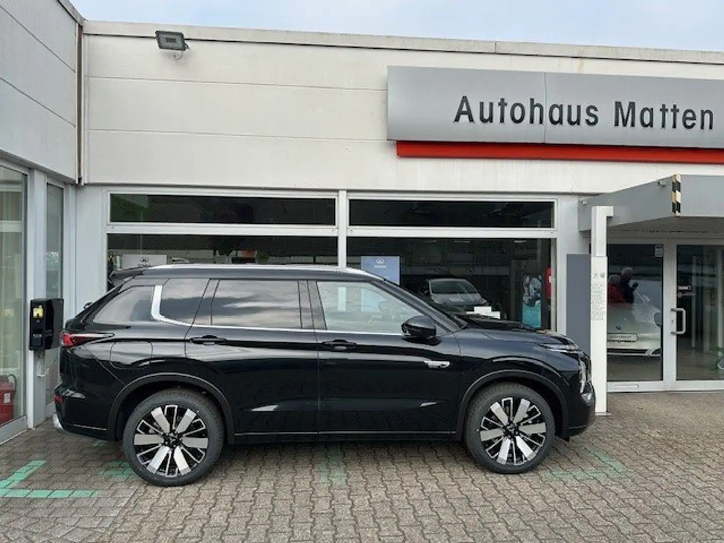 Mitsubishi Outlander 2.4 4WD Plug-In Hybrid Top Schwarz - 2