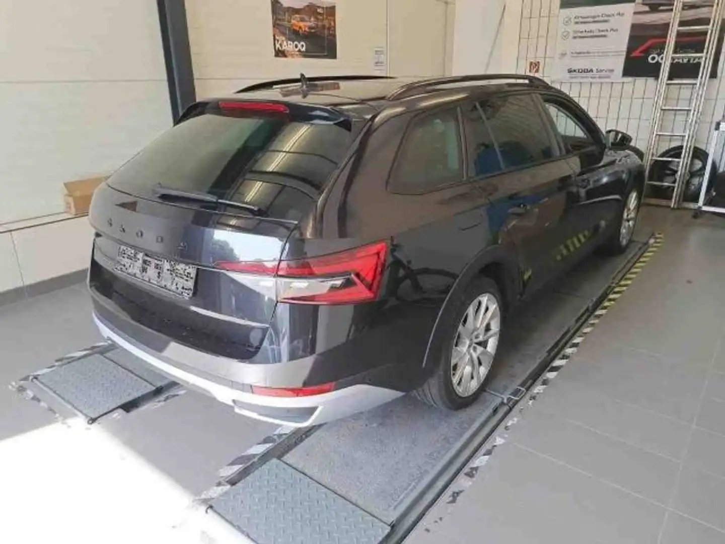 Skoda Superb Combi Scout 2.0 TDI DSG 4x4 NAVI AHK PANO Schwarz - 2