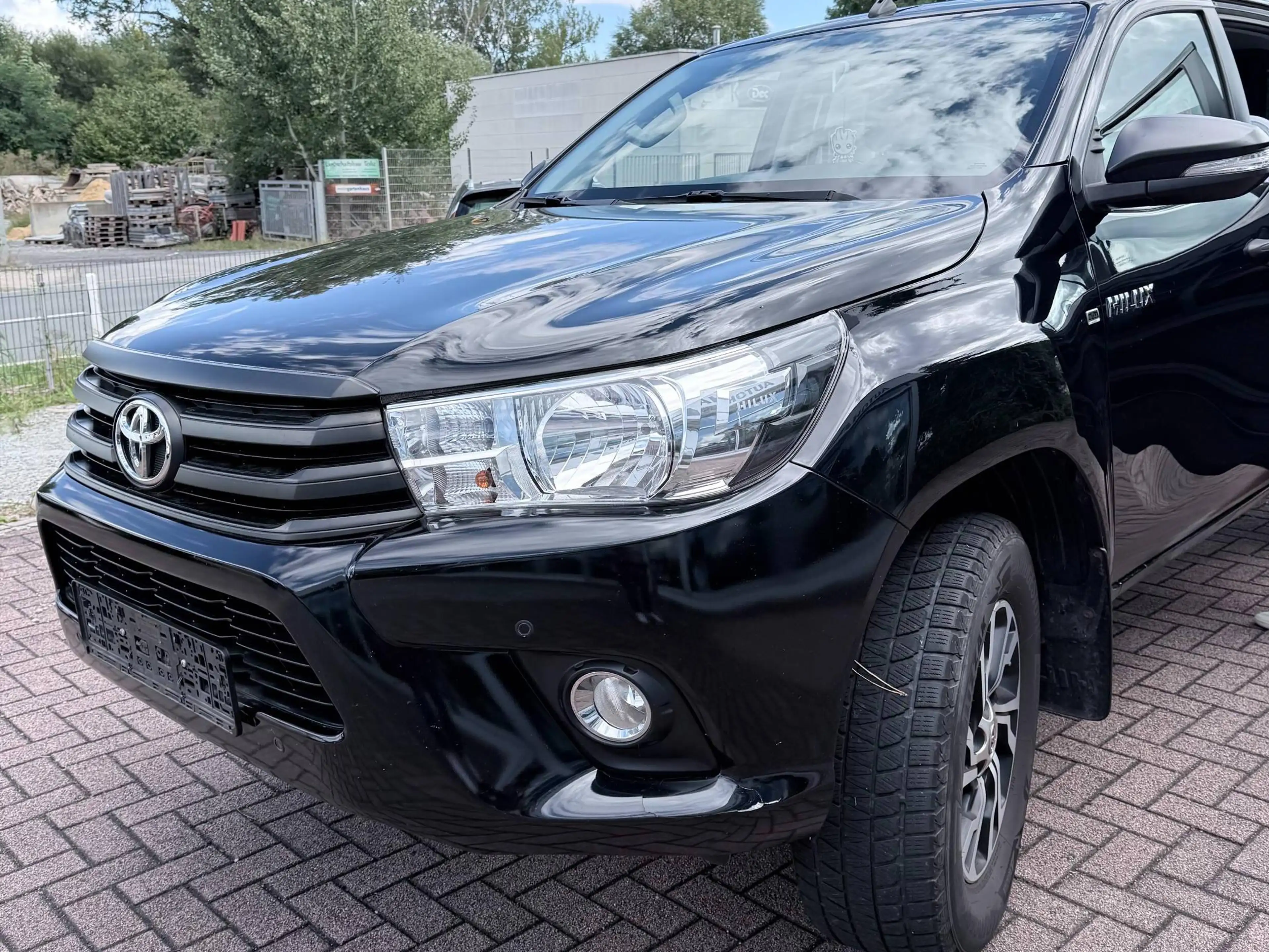 Toyota Hilux Double Cab Duty 4x4 — photo 2