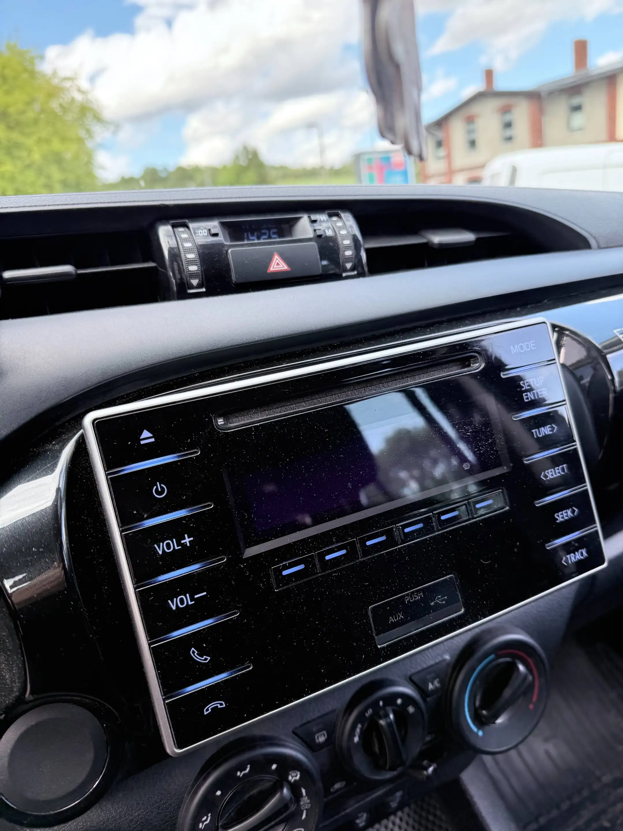 Toyota Hilux Double Cab Duty 4x4 — photo 8