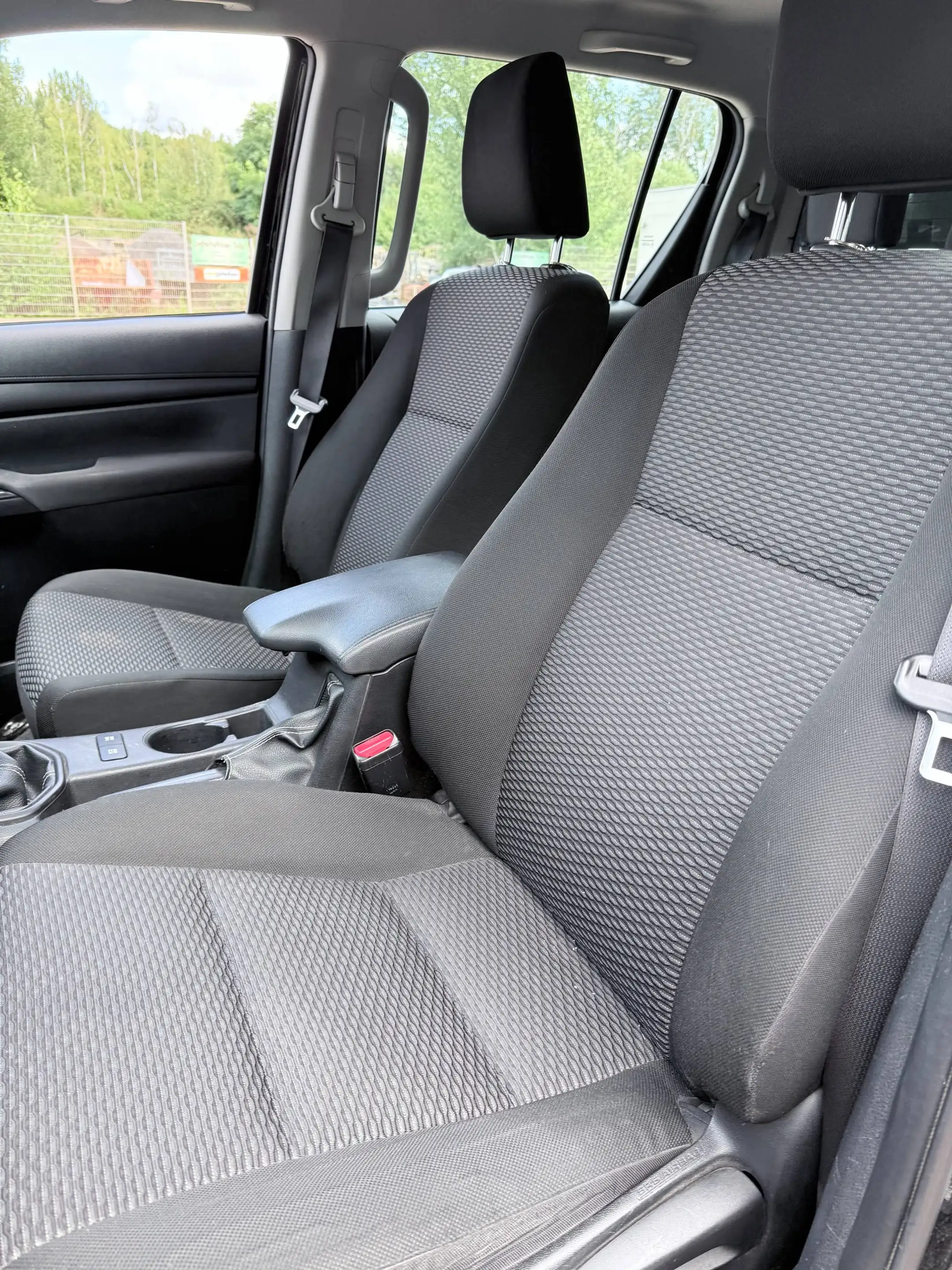 Toyota Hilux Double Cab Duty 4x4 — photo 9