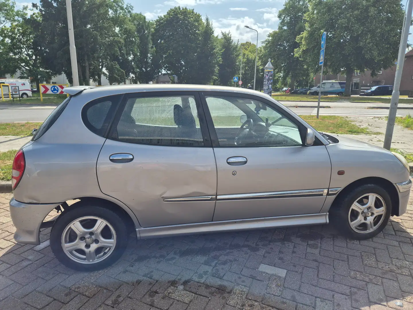 Daihatsu Sirion Sirion 1.3-16V VTR Plateado - 2