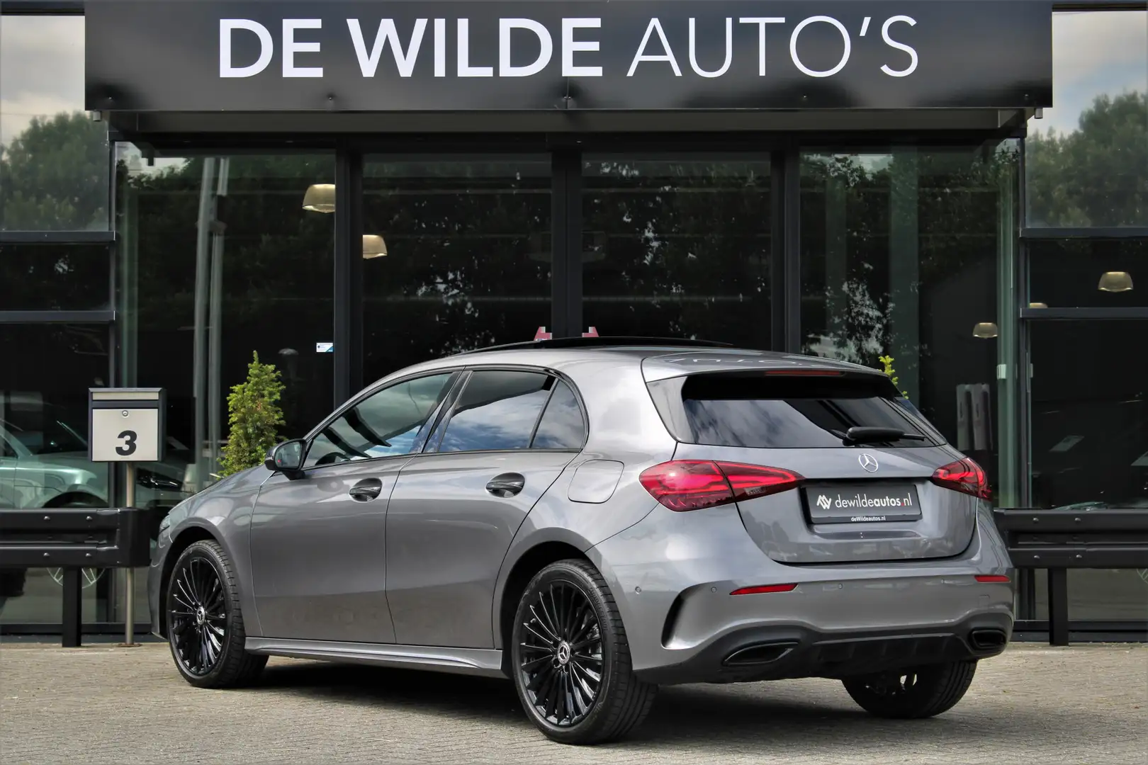 Mercedes-Benz A 250 e AMG 218pk Pano Camera 19-inch Sfeerlicht Distron Grijs - 2