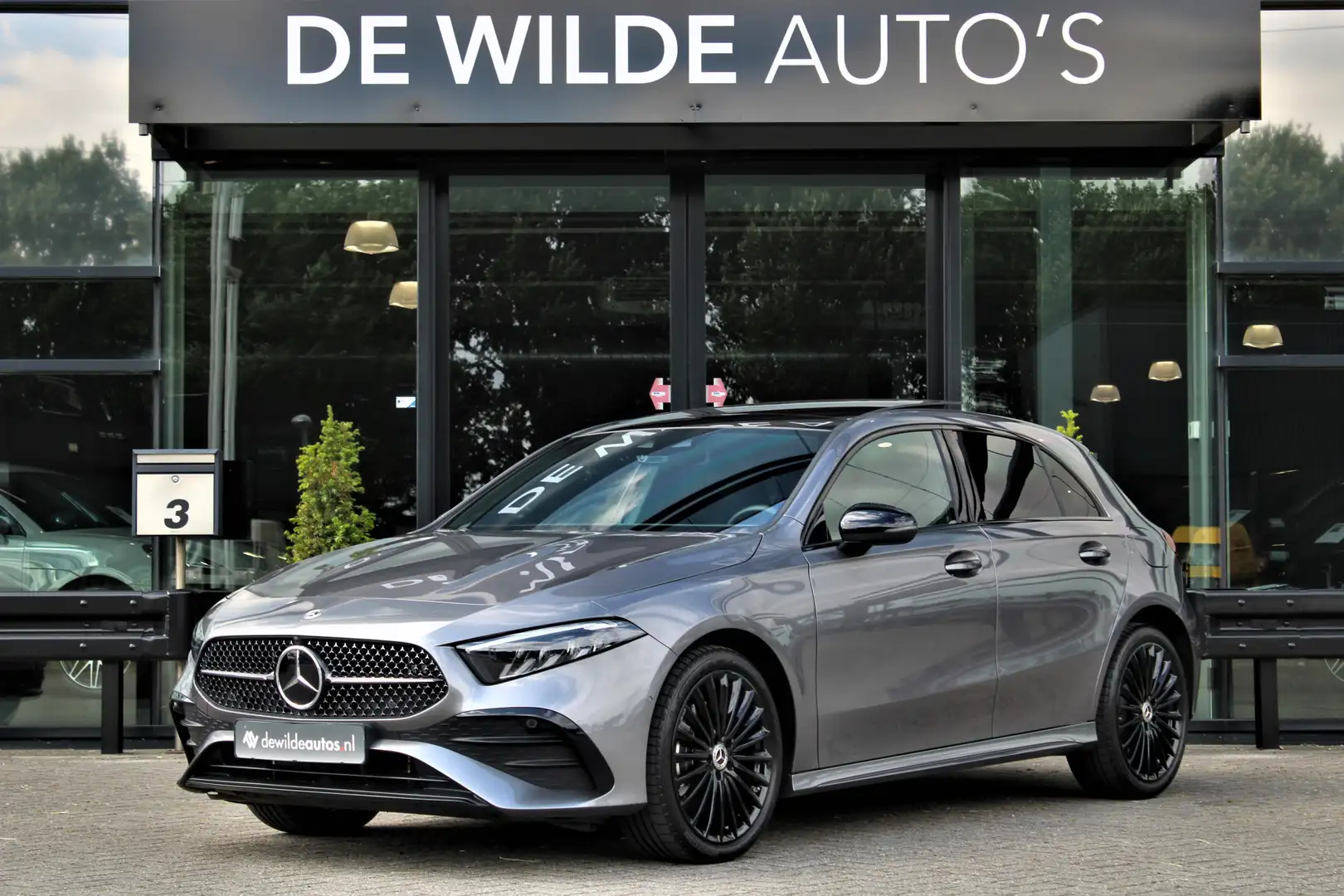 Mercedes-Benz A 250 e AMG 218pk Pano Camera 19-inch Sfeerlicht Distron Grijs - 1