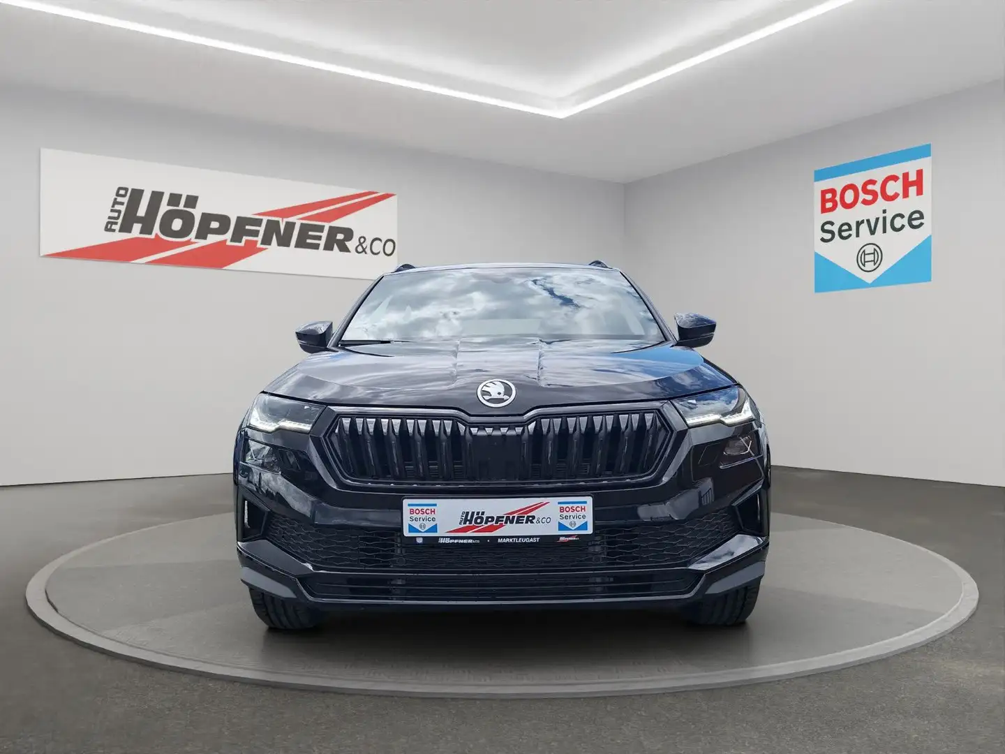 Skoda Karoq Sportline 2.0 TSI 4x4 DSG / AHK / Navi / Schwarz - 2