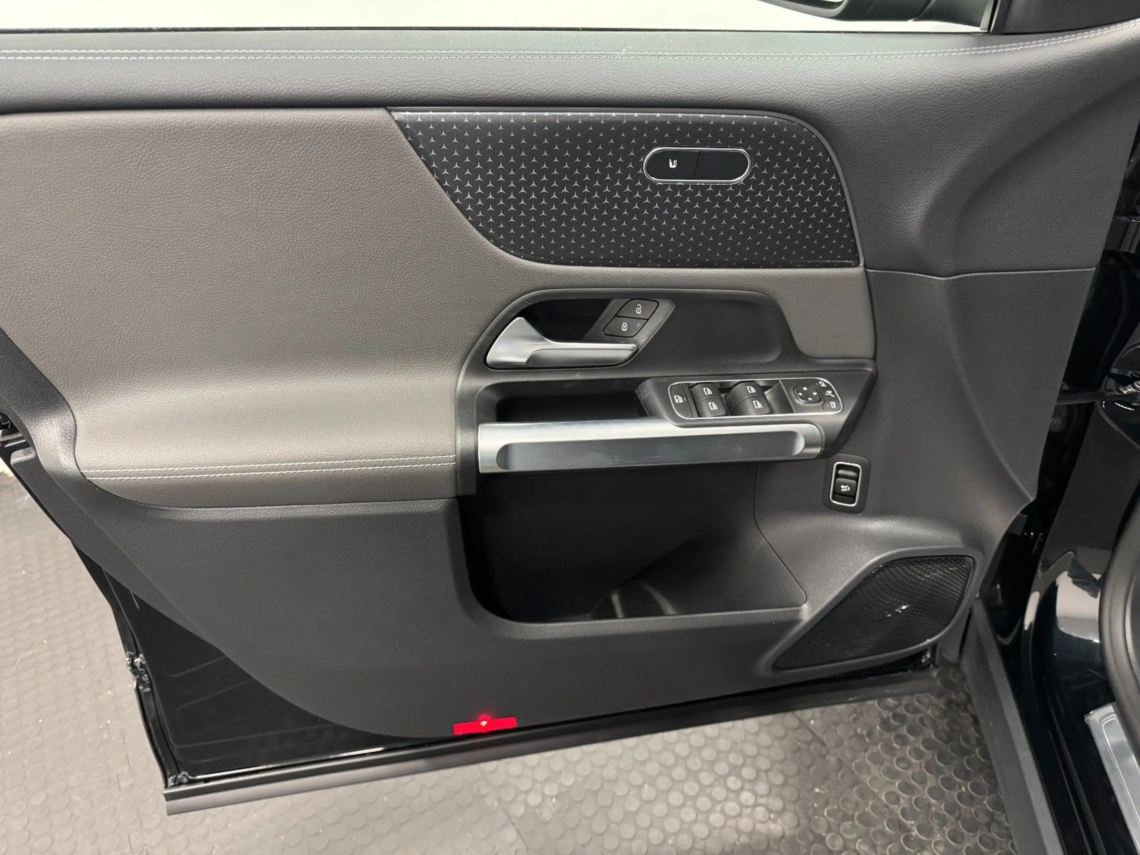 Mercedes-Benz EQB 350 4M*PANO*AHK*HuD*DISTR PRO*DAB*LED* — photo 12