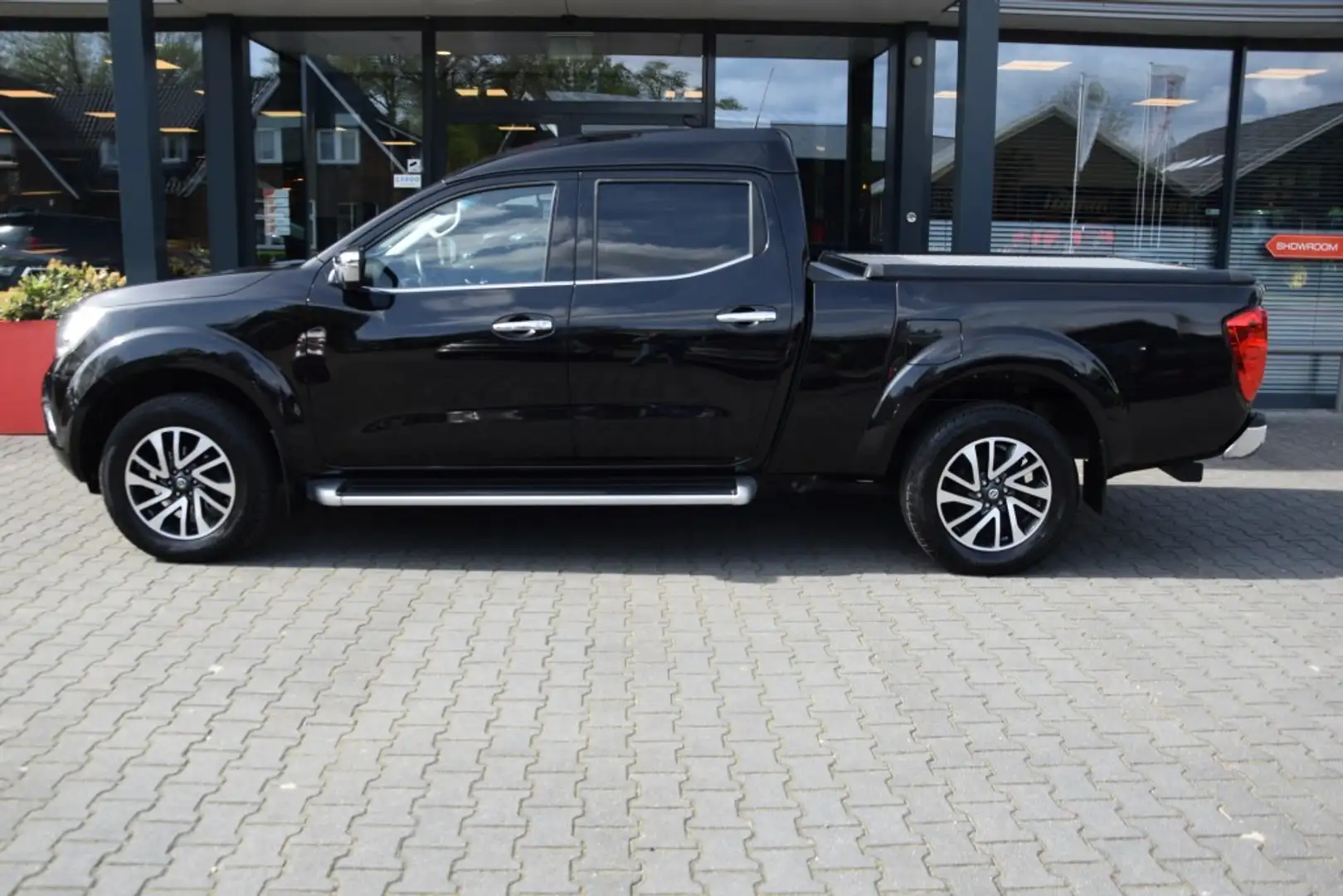 Nissan Navara 2.3 DCI DUBBEL CABIN  TEKNA A/T 5 SITZ VAN Zwart - 2