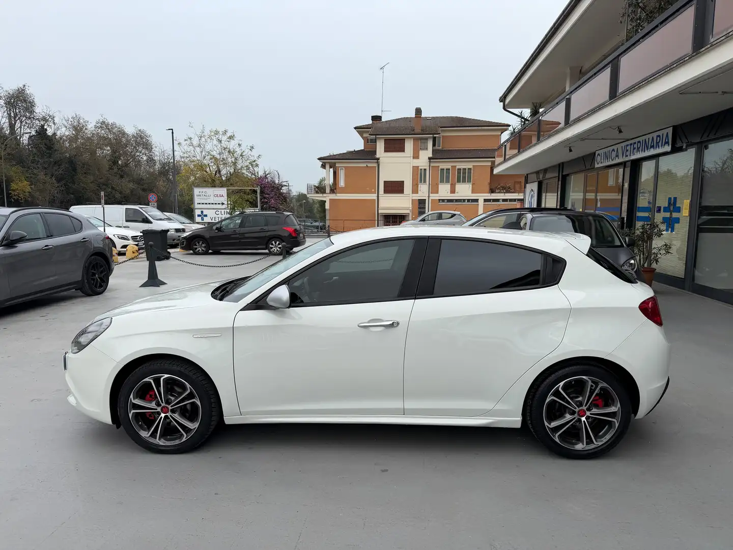 Alfa Romeo Giulietta Giulietta 1.4 t. Distinctive Gpl 120cv E6 Noir - 2