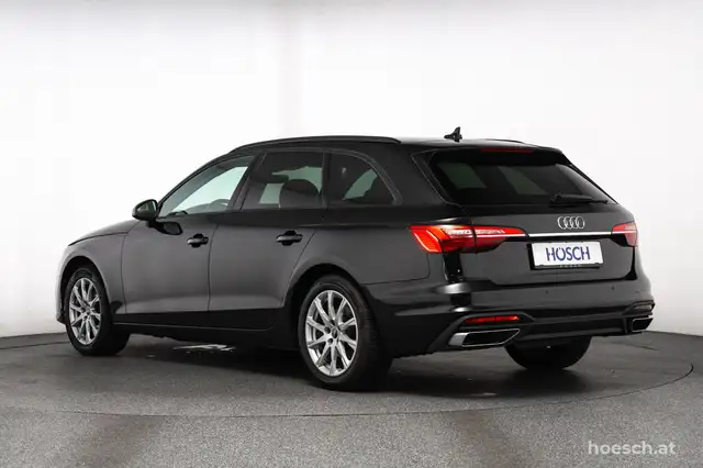 Audi A4 Avant view 4