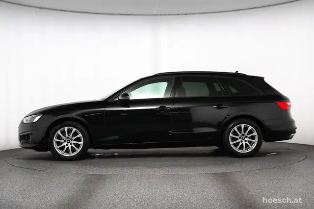 Audi A4 Avant view 3