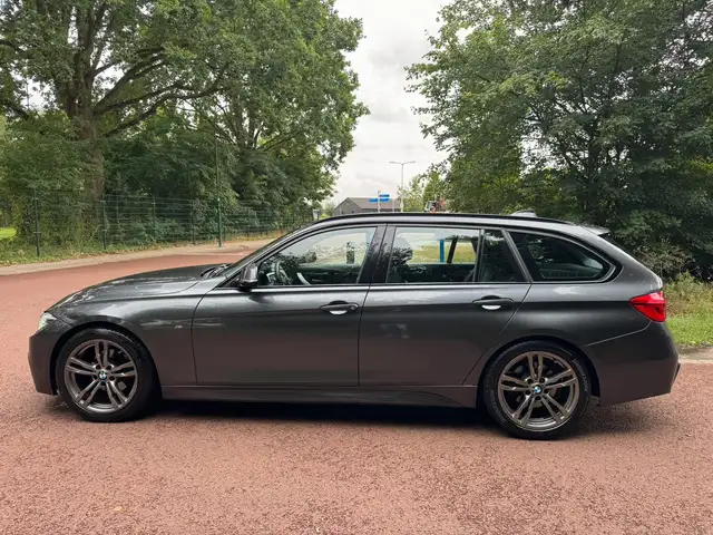 BMW 3 Series view 3