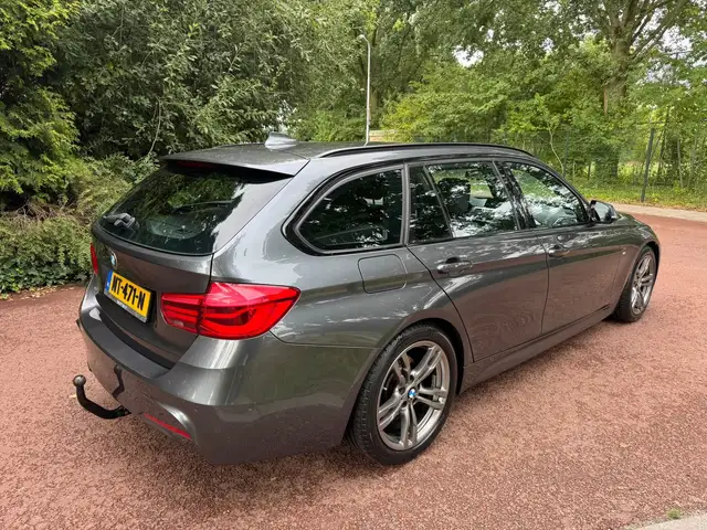 BMW 3 Series view 6
