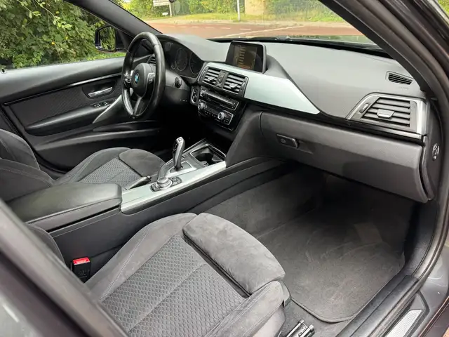 BMW 3 Series view 11