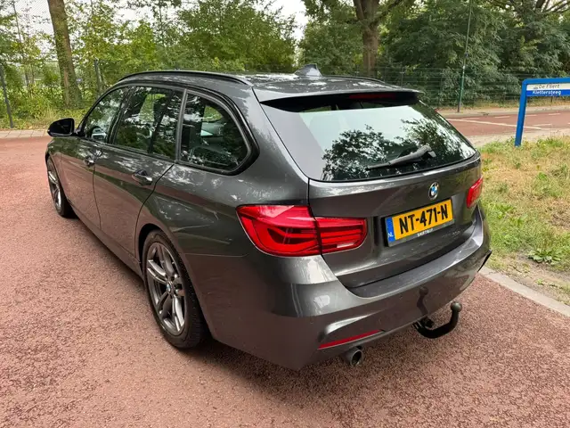BMW 3 Series view 4