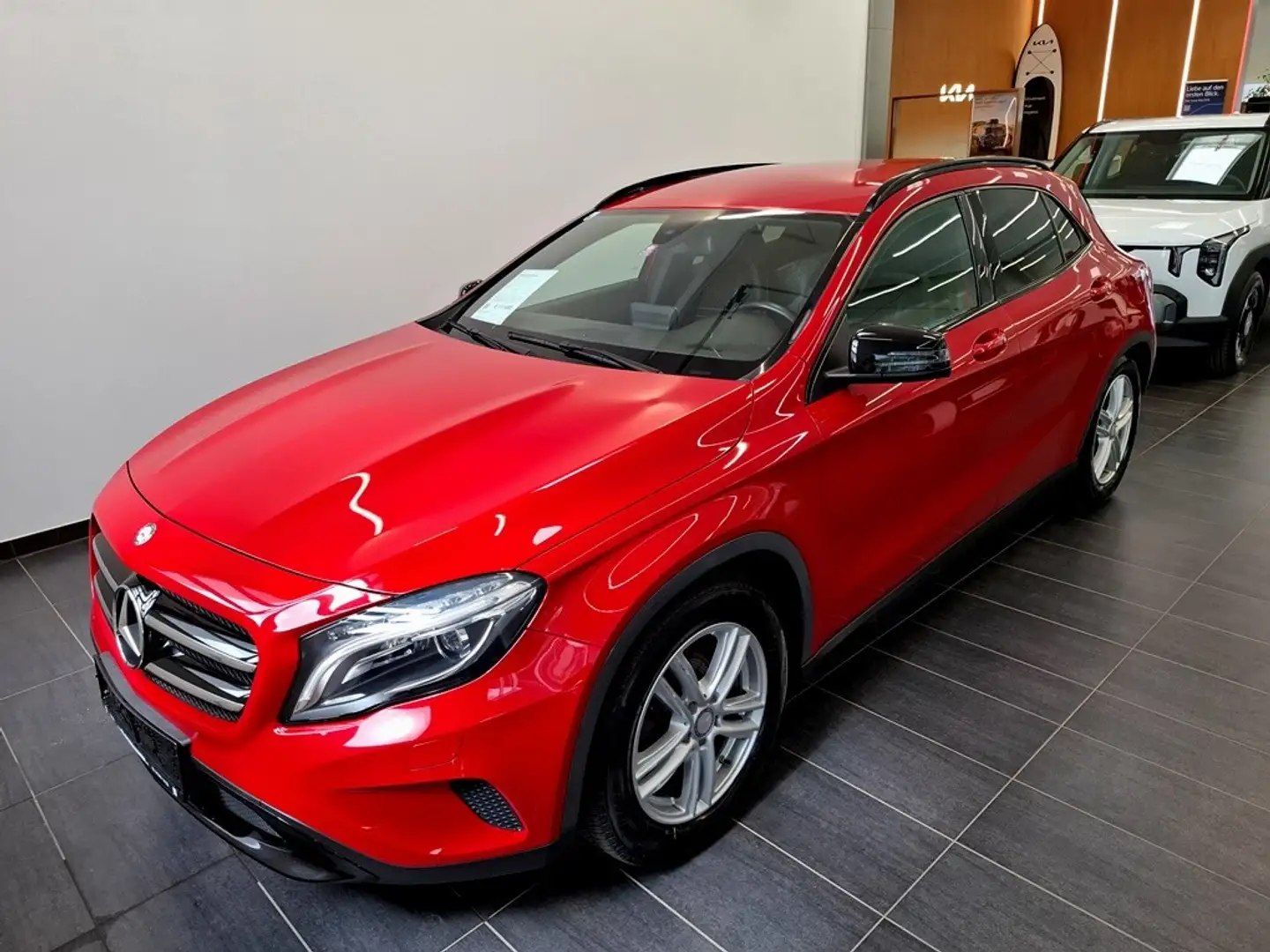 Mercedes-Benz GLA 200 d 4MATIC Aut. Rot - 1