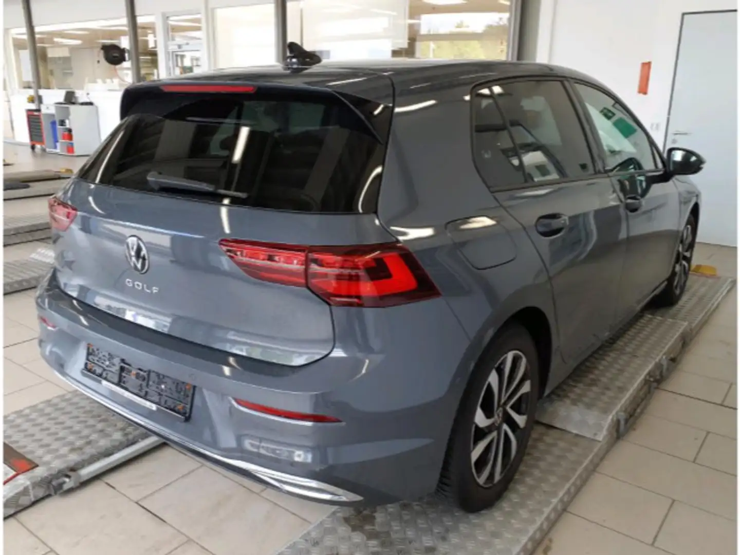 Volkswagen Golf VIII 2.0 TDI DSG Active Navi AHK IQ.LIGHT - Grau - 2
