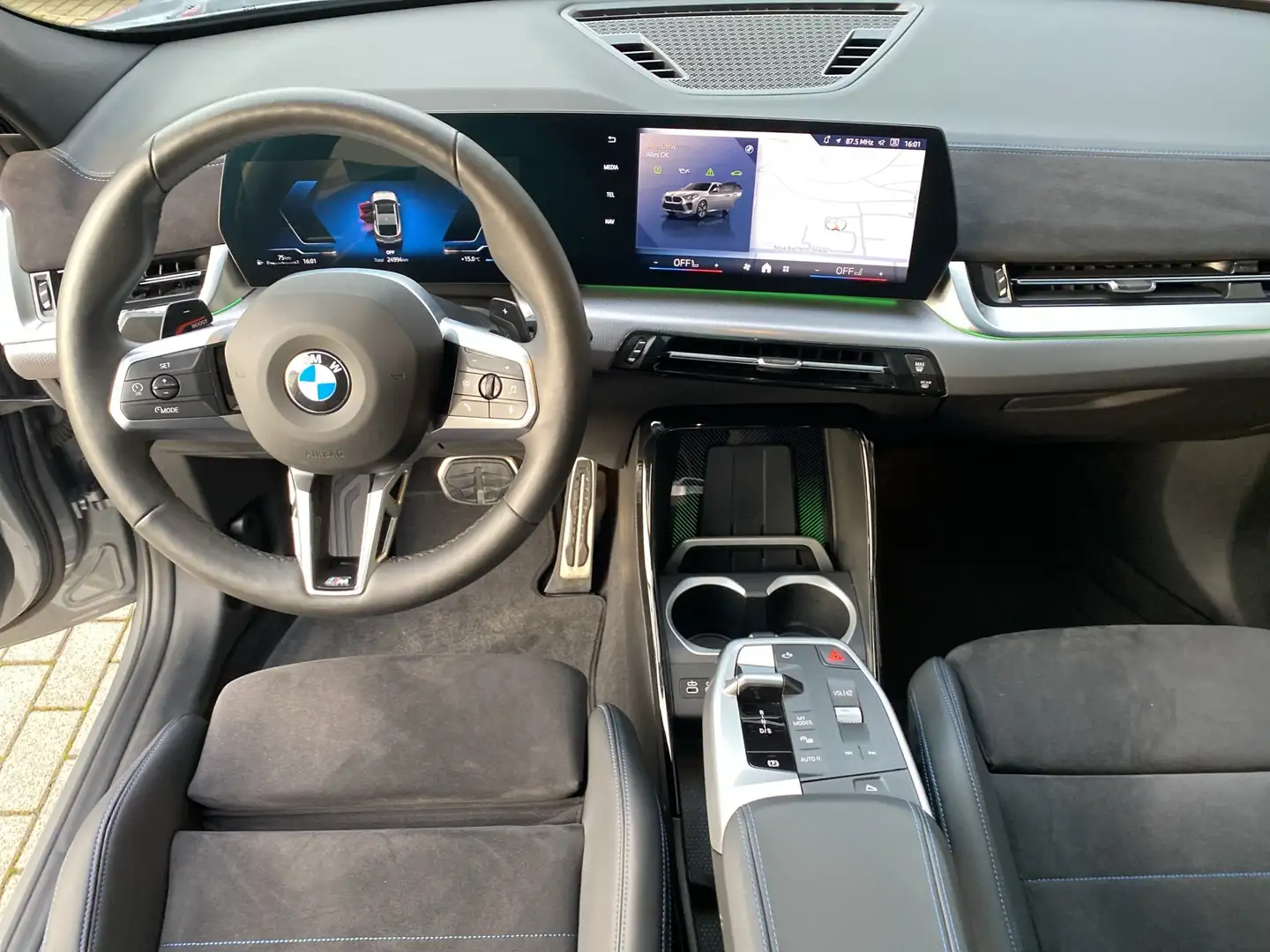 BMW X2 sDrive20i SAG M Sport AHK/LED+/PANO/AKUST Grau - 2
