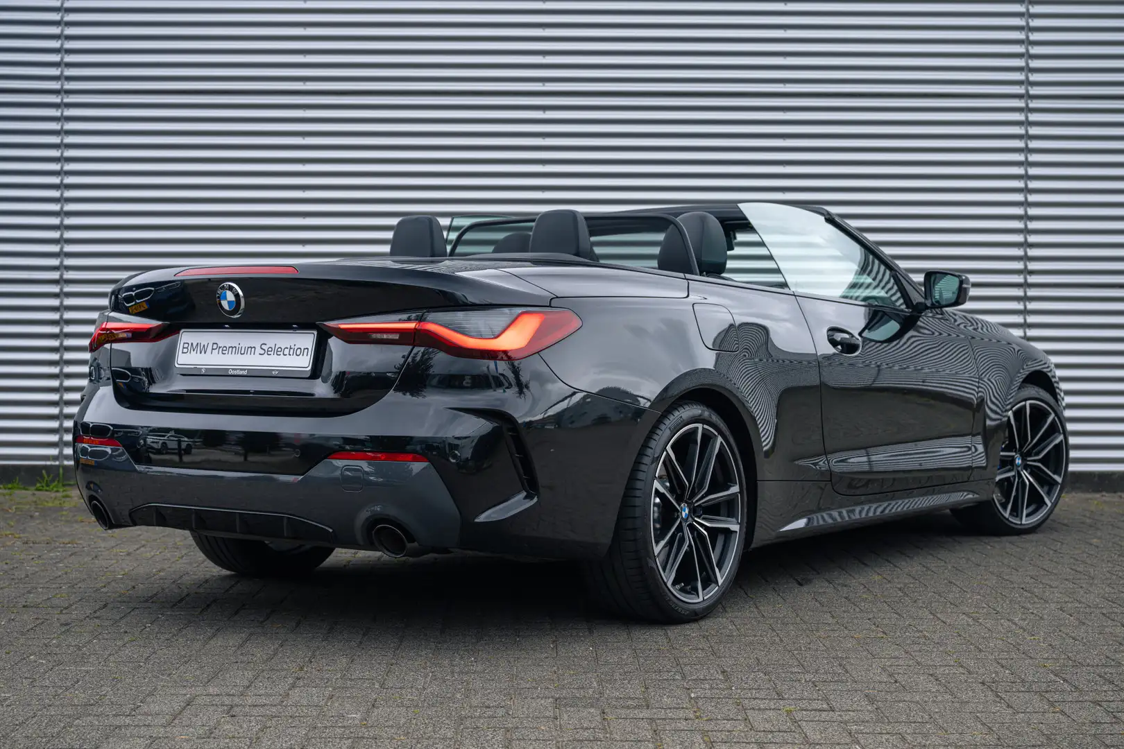 BMW 420 4 Serie Cabrio 420i High Executive M Sport Automaa Zwart - 2