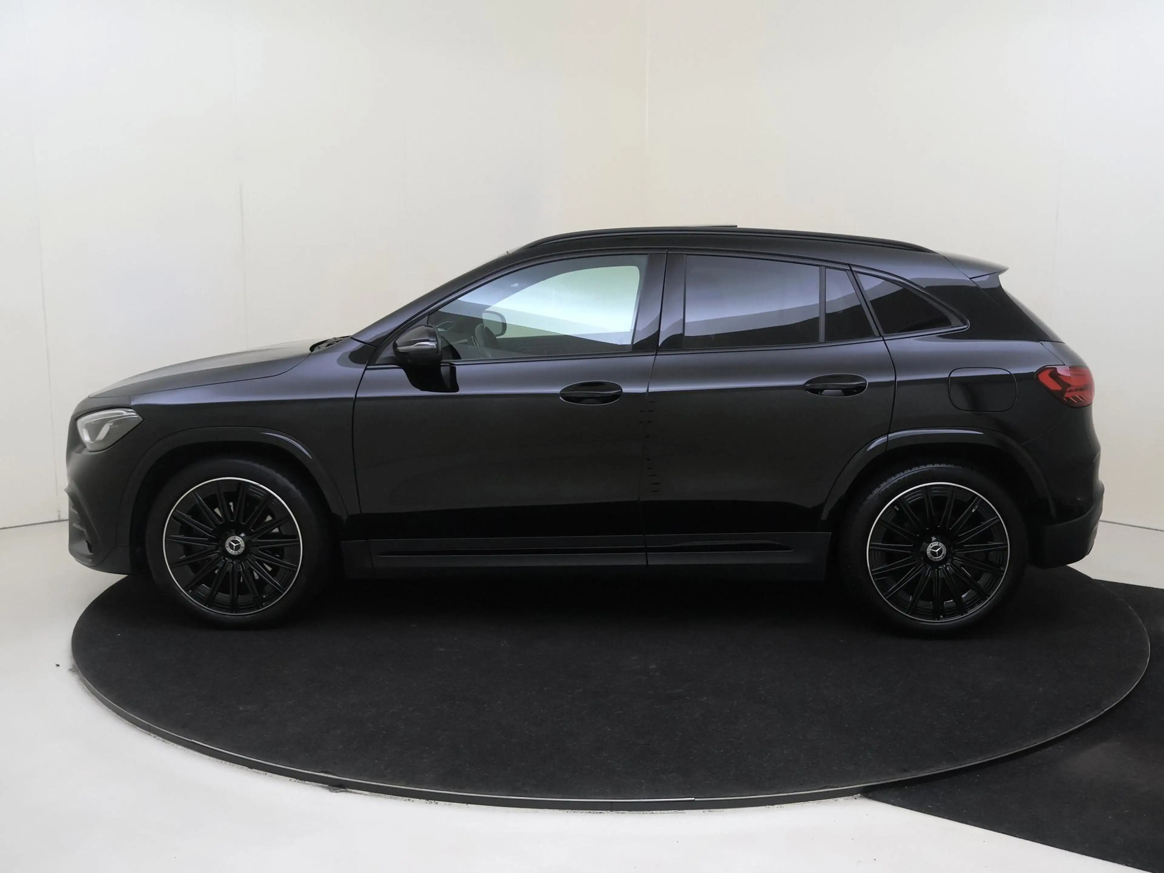 Mercedes-Benz GLA 180 AMG Line Premium Plus /Panoramadak /Burmester /Mem — photo 4