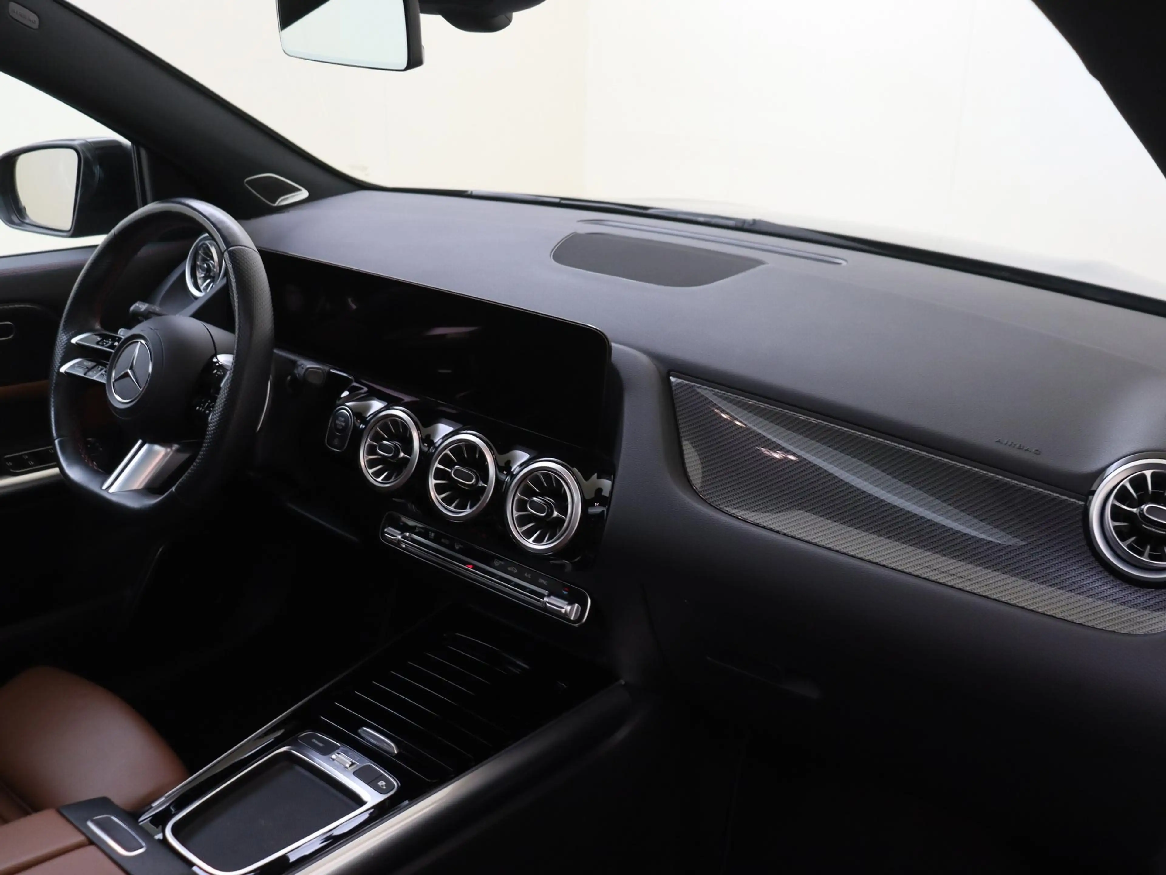 Mercedes-Benz GLA 180 AMG Line Premium Plus /Panoramadak /Burmester /Mem — photo 3
