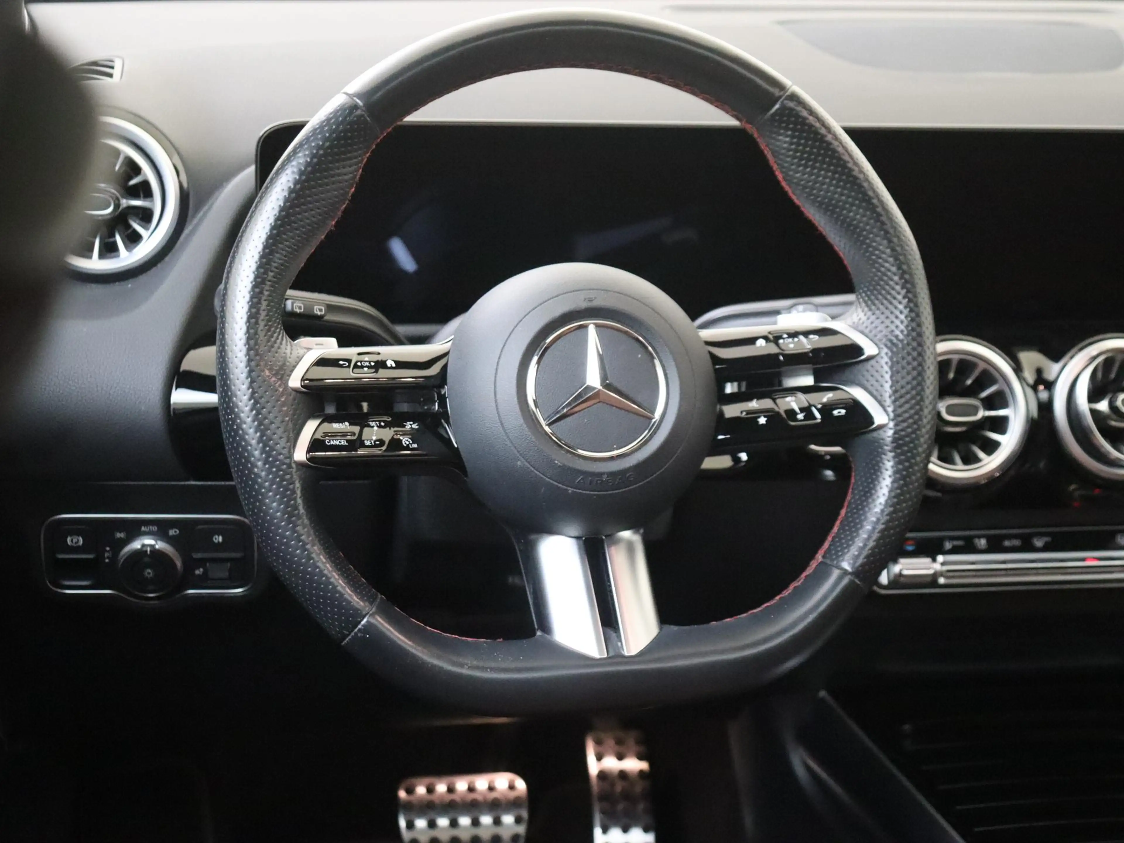 Mercedes-Benz GLA 180 AMG Line Premium Plus /Panoramadak /Burmester /Mem — photo 6