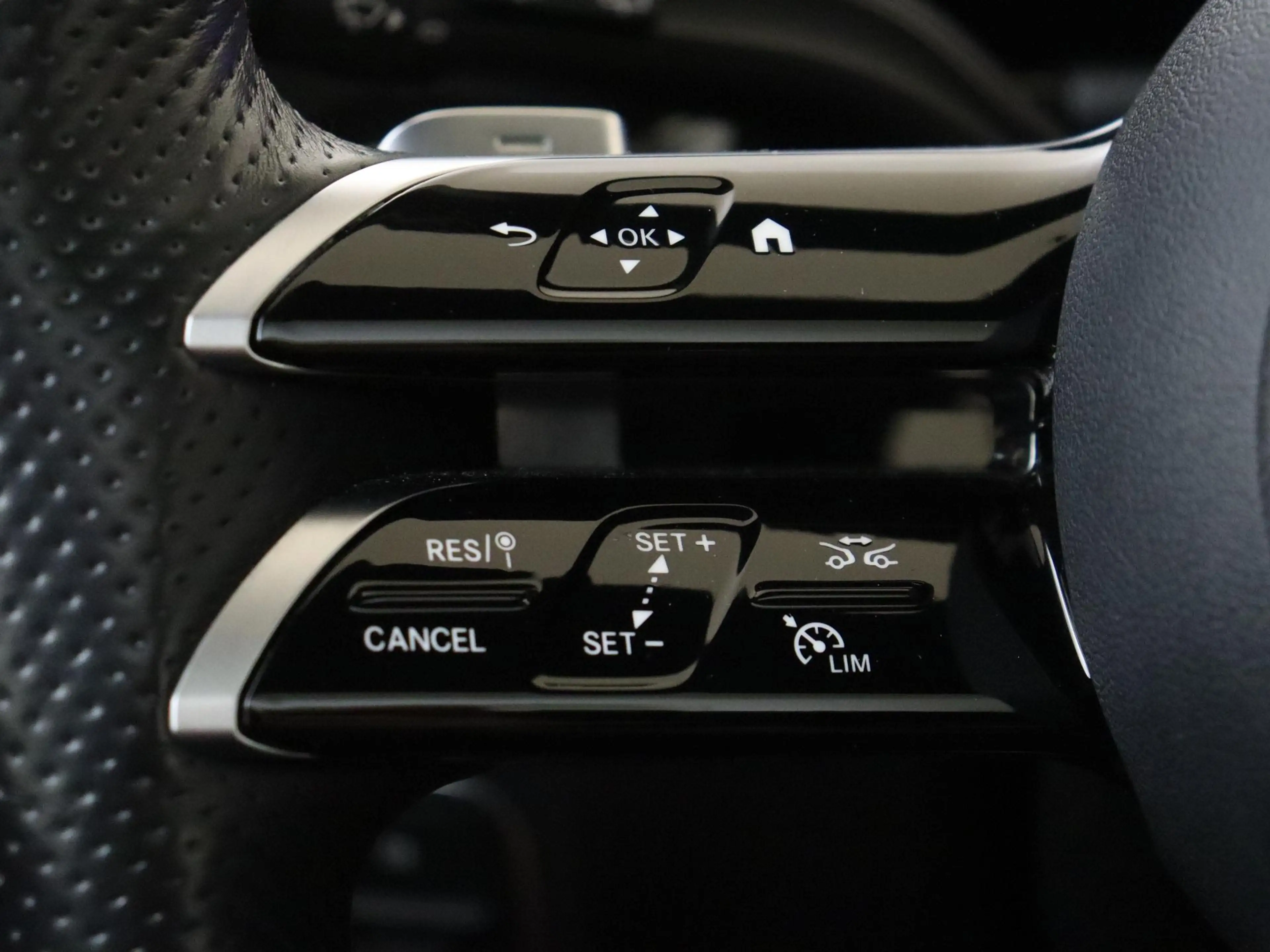 Mercedes-Benz GLA 180 AMG Line Premium Plus /Panoramadak /Burmester /Mem — photo 9