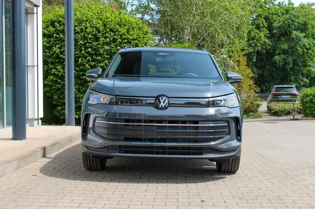 Volkswagen Tiguan view 2