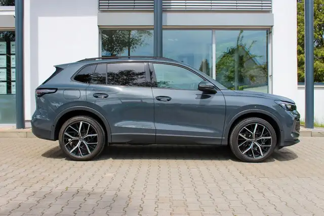 Volkswagen Tiguan view 4