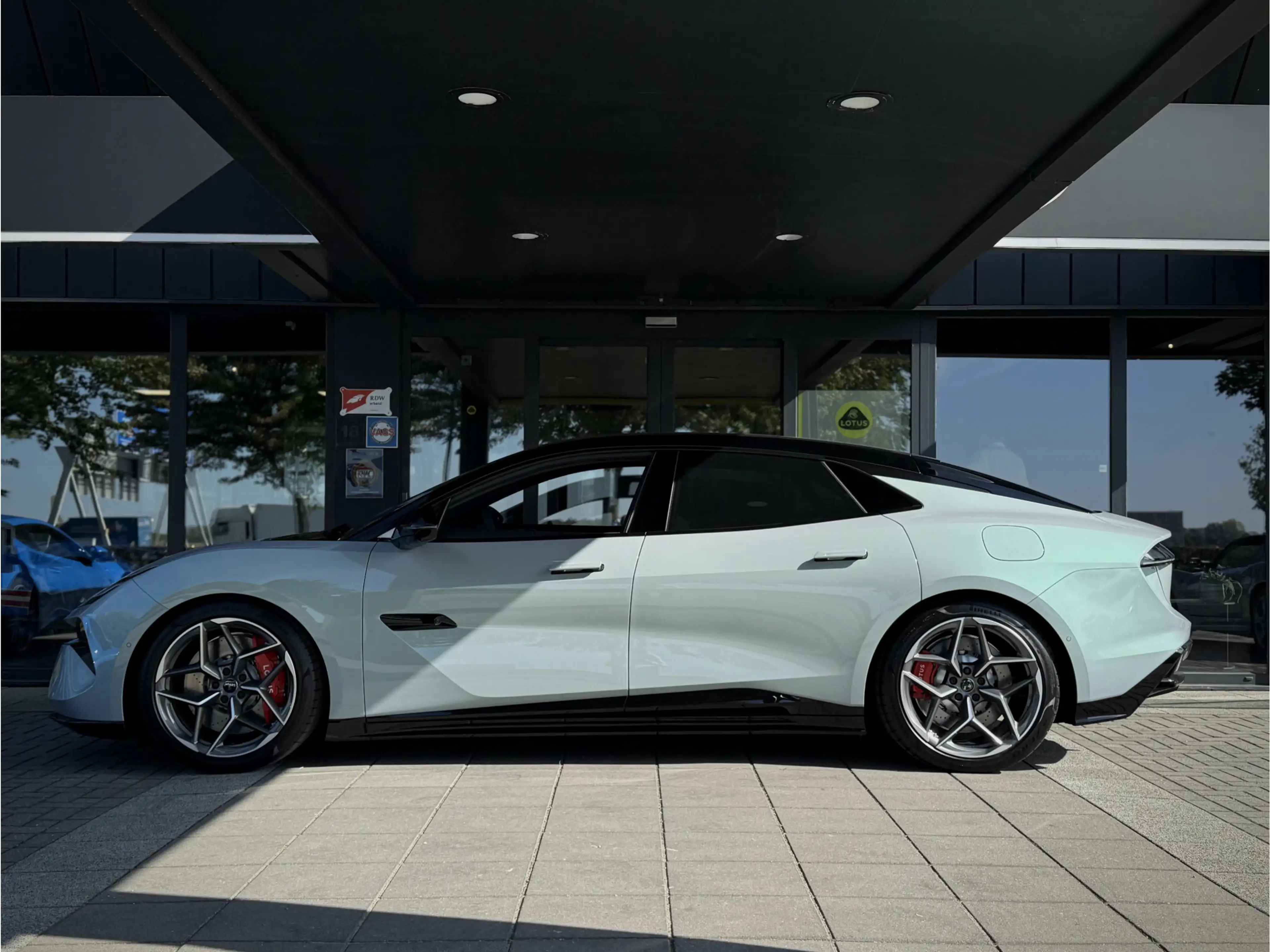 Lotus Emeya 600 Sport SE 4WD — photo 8