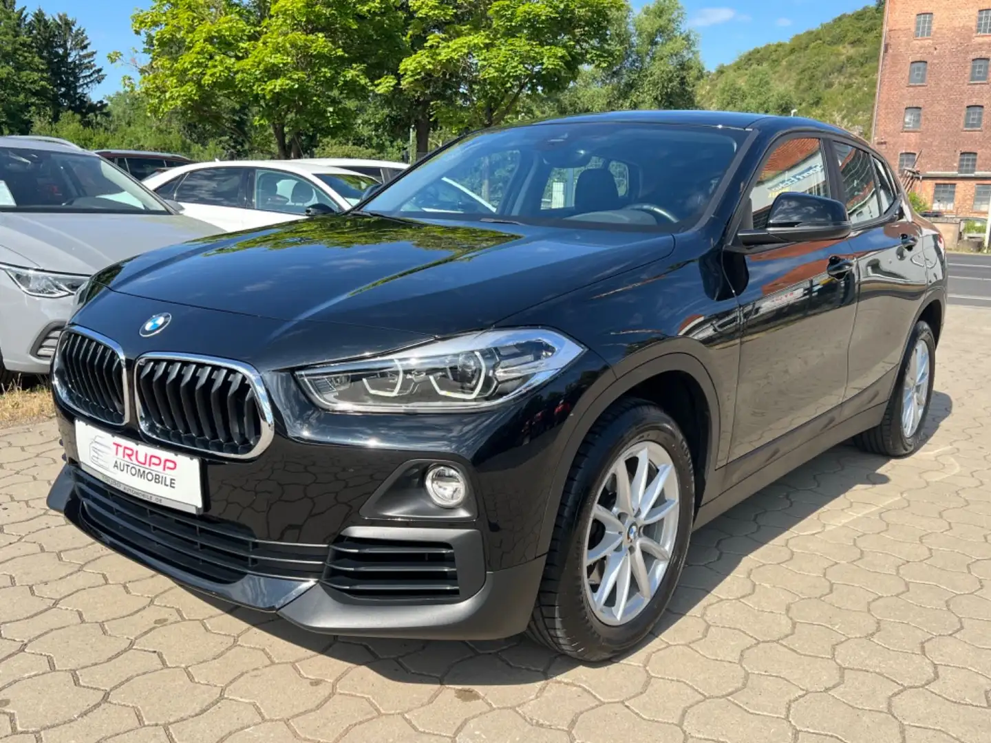 BMW X2 sDrive 18i Advantage/LED/AHK/Navi/SHZ/HiFi Zwart - 2