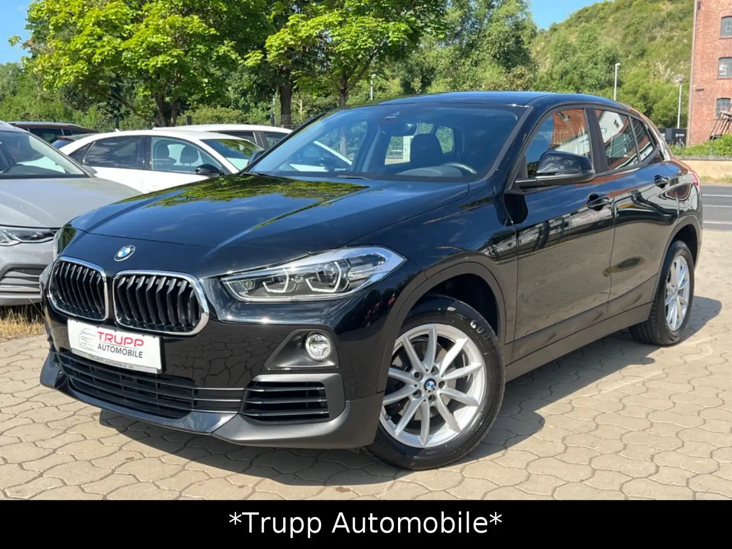 BMW X2 sDrive 18i Advantage/LED/AHK/Navi/SHZ/HiFi Zwart - 1