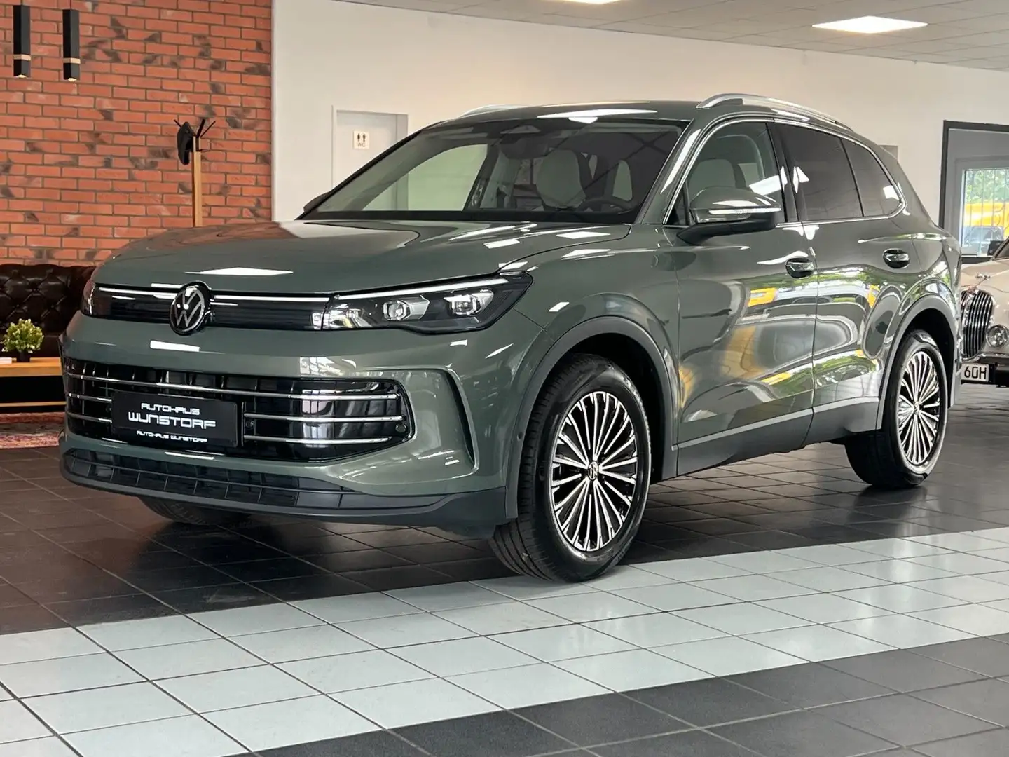 Volkswagen Tiguan 1.5 eTSI Elegance DSG/AHK/SHZ/CAM/NAVI/ Groen - 1