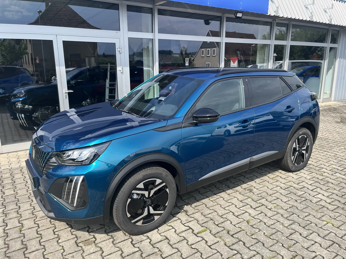 Peugeot 2008 Hybrid 145 Allure 360Grad, SH, ACC Blau - 2