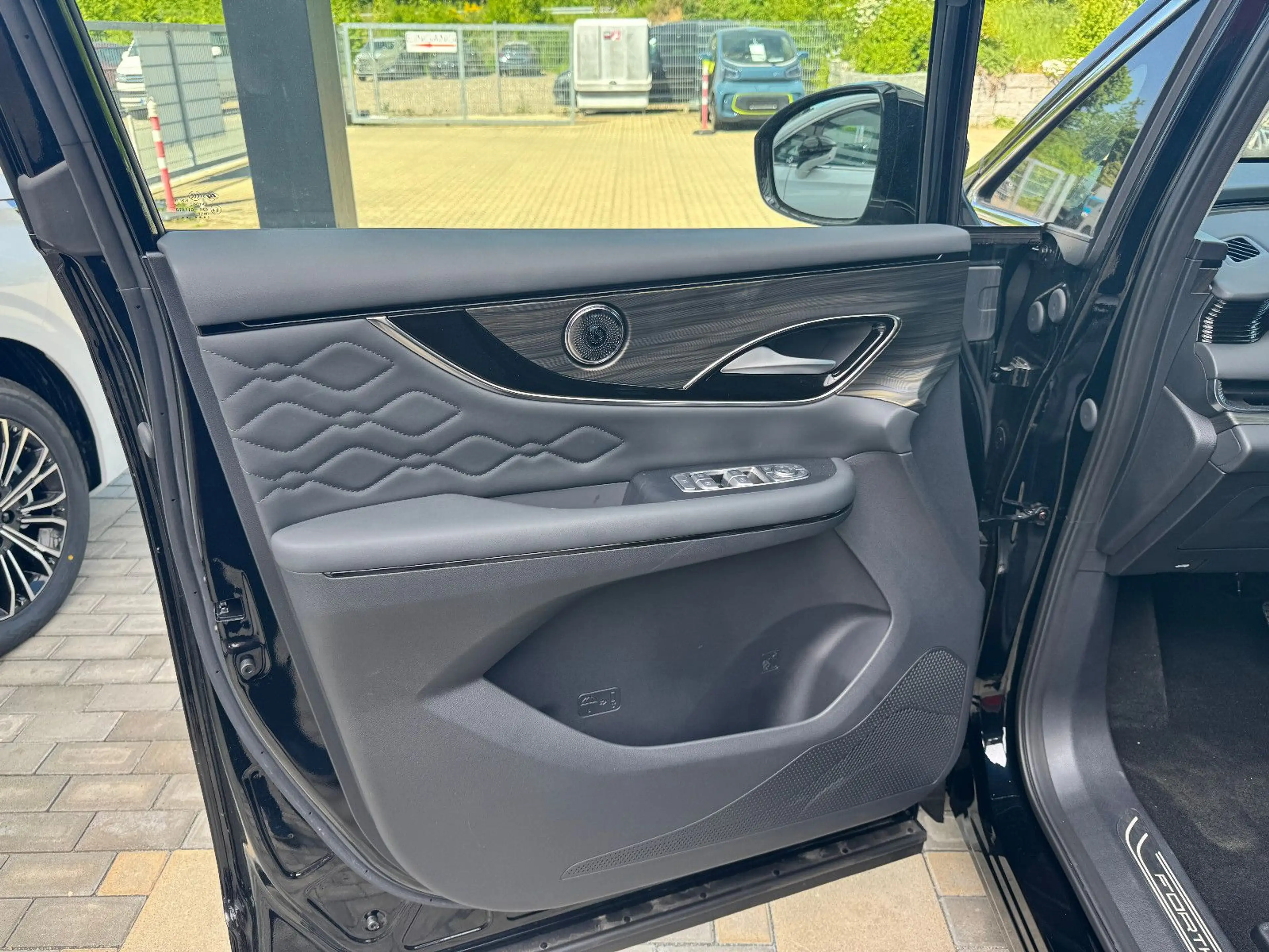 DFM Forthing 9 HEV 7-Sitzer Van inkl Winterräder — photo 12