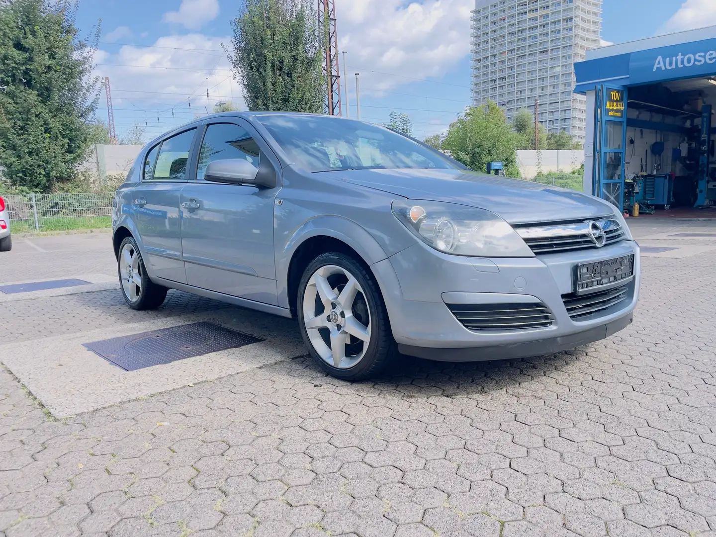 Opel Astra Astra Fließheck  5-Türer 1.6 Easytronic NAVI Grau - 1