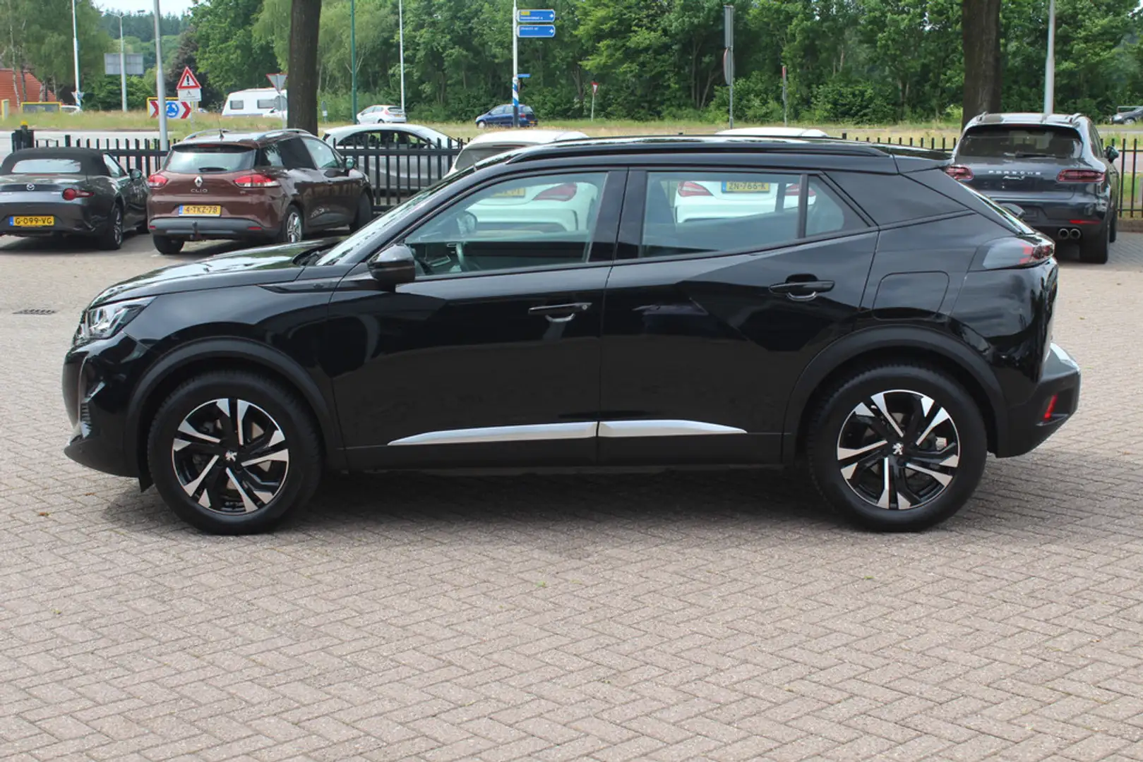 Peugeot e-2008 EV Allure 50 kWh / Camera / Half leder / Virtual C Zwart - 1