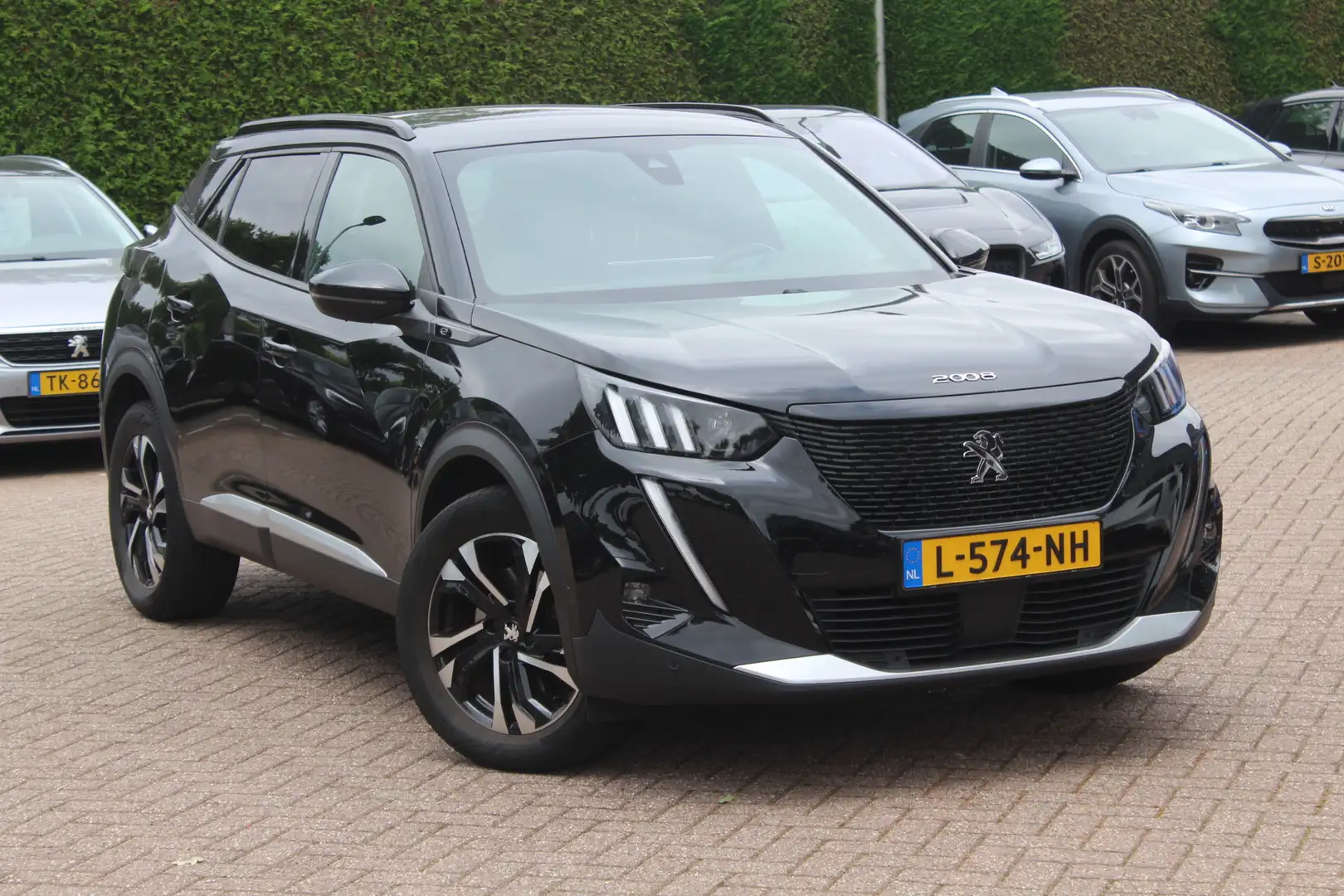Peugeot e-2008 EV Allure 50 kWh / Camera / Half leder / Virtual C Чорний - 1